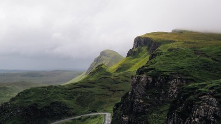 Die Fassade und Balkone eines modernen Mehrfamilienhauses.