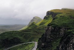 Die Fassade und Balkone eines modernen Mehrfamilienhauses.