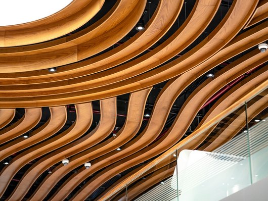 Ein Schreibtisch, an dem zwei Personen sitzen.