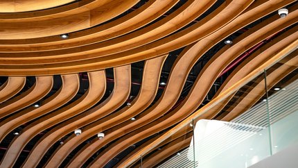 Ein Schreibtisch, an dem zwei Personen sitzen.