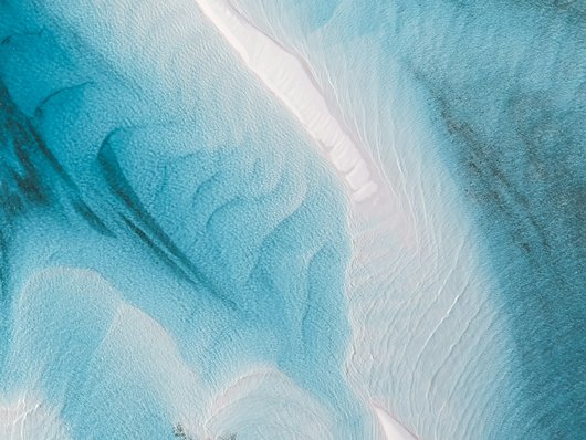 Eine Frau an ihrem Schreibtisch.