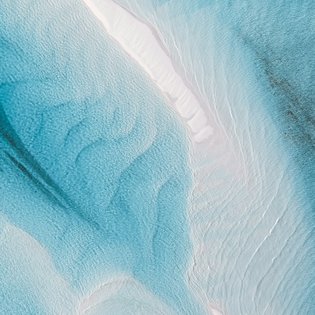 Eine Frau an ihrem Schreibtisch.