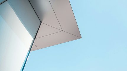 Ein Meetingraum hinter einer Glasscheibe.