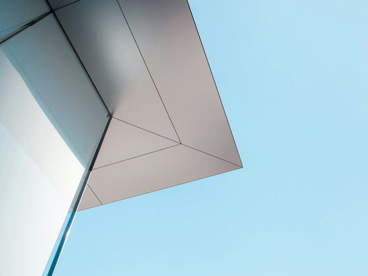 Ein Meetingraum hinter einer Glasscheibe.